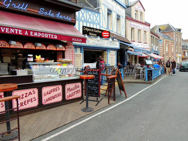 Frankreich, Normandie, in den Straßen von Étretat