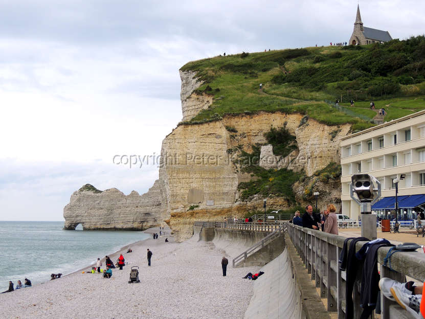 Frankreich, Normandie, am Strand von Étretat mit Blick hinauf zur Nôtre-Dame-de-la-Garde