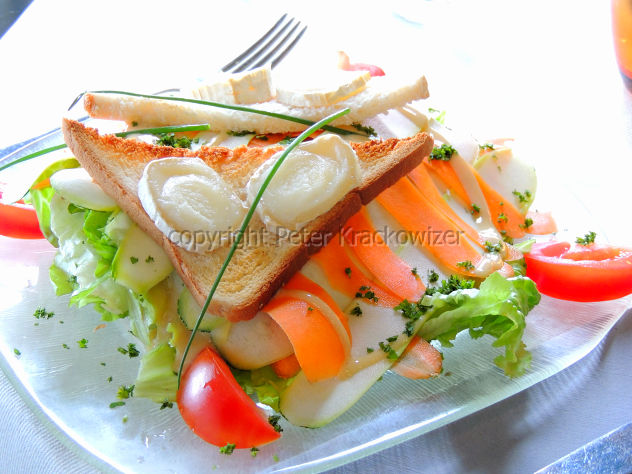 Frankreich, Normandie, Restaurant „Les Roches Blanches“: Salat mit Ziegenkäse