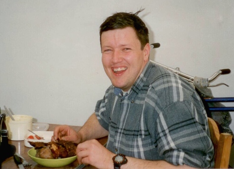 Walter Grüll scheint von der lokalen Spezialität "Cui" - Meerschweinchen - begeistert zu sein, gegessen wurde es in den Hallen des Fischereibetriebes - ein Fahrrad als Deko