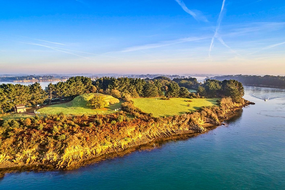 Frankreich, Bretagne, die Insel Gavrinis (Île de la Chèvre, Insel der Ziege), links im Bild die Grabstätte Cairn © Alexandre Lamoureux - Atout France