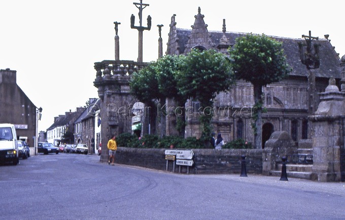 Frankreich, Bretagne, Die Pfarrkirche Le Martyre mit einem Calvaire davor
