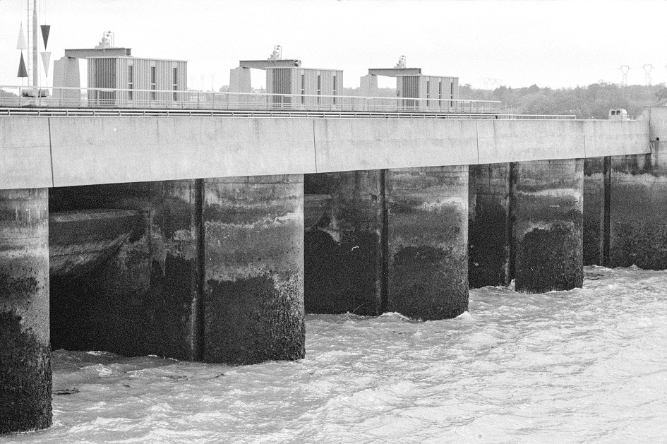 Gezeitenkraftwerk la Rance, nach dem Rückstrom zur Zeit der Ebbe