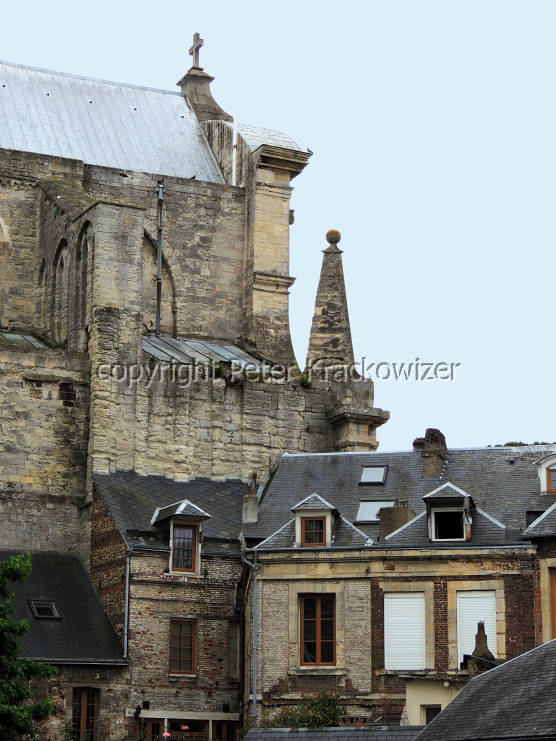 Frankreich, Normandie, Seitenblicke auf Dreifaltigkeitskirche in Fécamp, die Häuser der Altstadt kleben förmlich an der Kirche