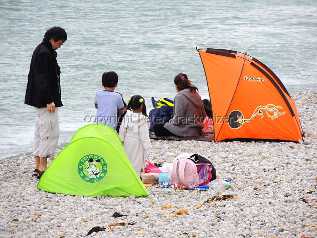 Frankreich, Normandie, schlechtes Wetter verdirbt nicht die Laune: Urlauber am Strand