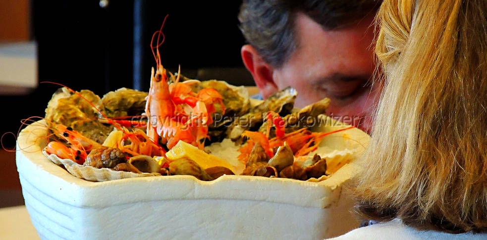 Frankreich, Normandie, Seitenblick im Restaurant „Les Roches Blanches“ - des Nachbartisches Meeresgetier