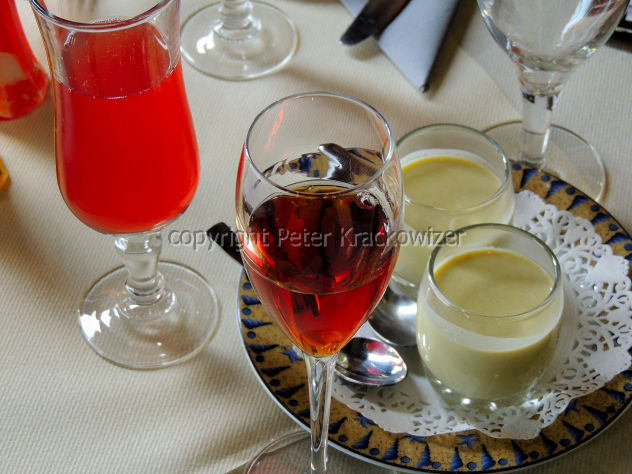 Frankreich, Normandie, Restaurant „Les Roches Blanches“: links ein Kir Normand mit Cidre, rechts eine Art Suppe mit Speck, Erbsen und Obers (Sahne) und dazwischen ein Gläschen Pommeau