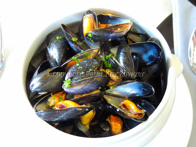 Frankreich, Normandie, Restaurant „Les Roches Blanches“: Muscheln im Sud