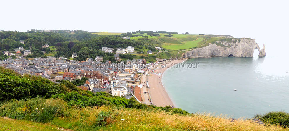 Frankreich, Normandie, Blick vom Aussichtspunkt Nôtre-Dame-de-la-Garde auf Étretat und die Kreidefelsen