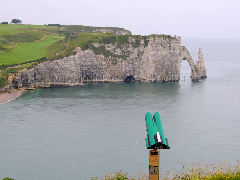 Frankreich, Normandie, Ausblick mit Scharfblick: ein Fernrohr hilft dabei
