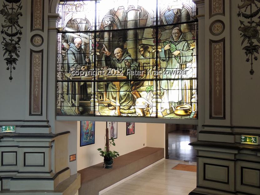Frankreich, Normandie, Fecamp, Palais Benedictine, das Glasfenster zeigt Don Bernardo Vincelli, jenen Benediktinermönch, der die Originalrezeptur fand