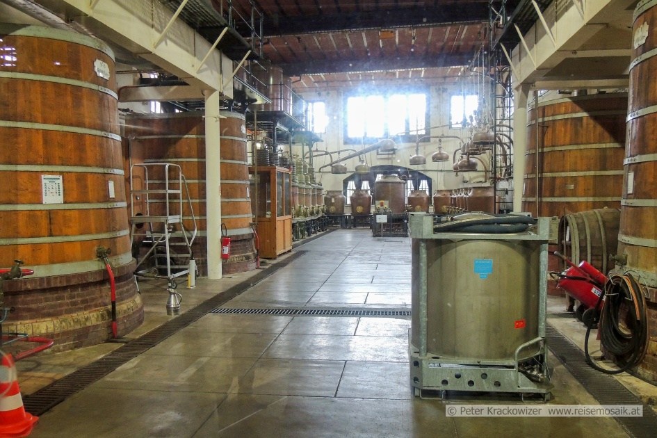 Frankreich, Normandie, Fecamp, Palais Benedictine, Blick in die Halle mit den Mischtanks