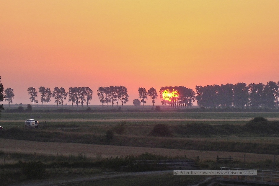 Frankreich, Sonnenuntergang in der Bucht von Le Mont Saint Michel, Normandie