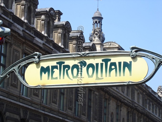 Eingangsschild zu einer Metro Station in Paris