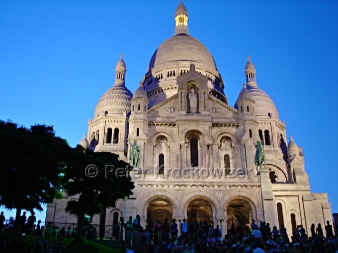 Frankreich, Paris, die Kirche Sacre Coeur im Montmartre Viertel bei Nacht