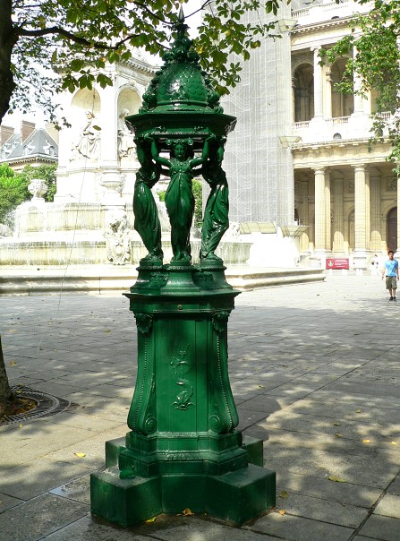 Frankreich, Paris, ein Wallace-Trinkbrunnen am Place St. Sulpice (c) Fotograf Clio20, Quelle Wikimedia commons