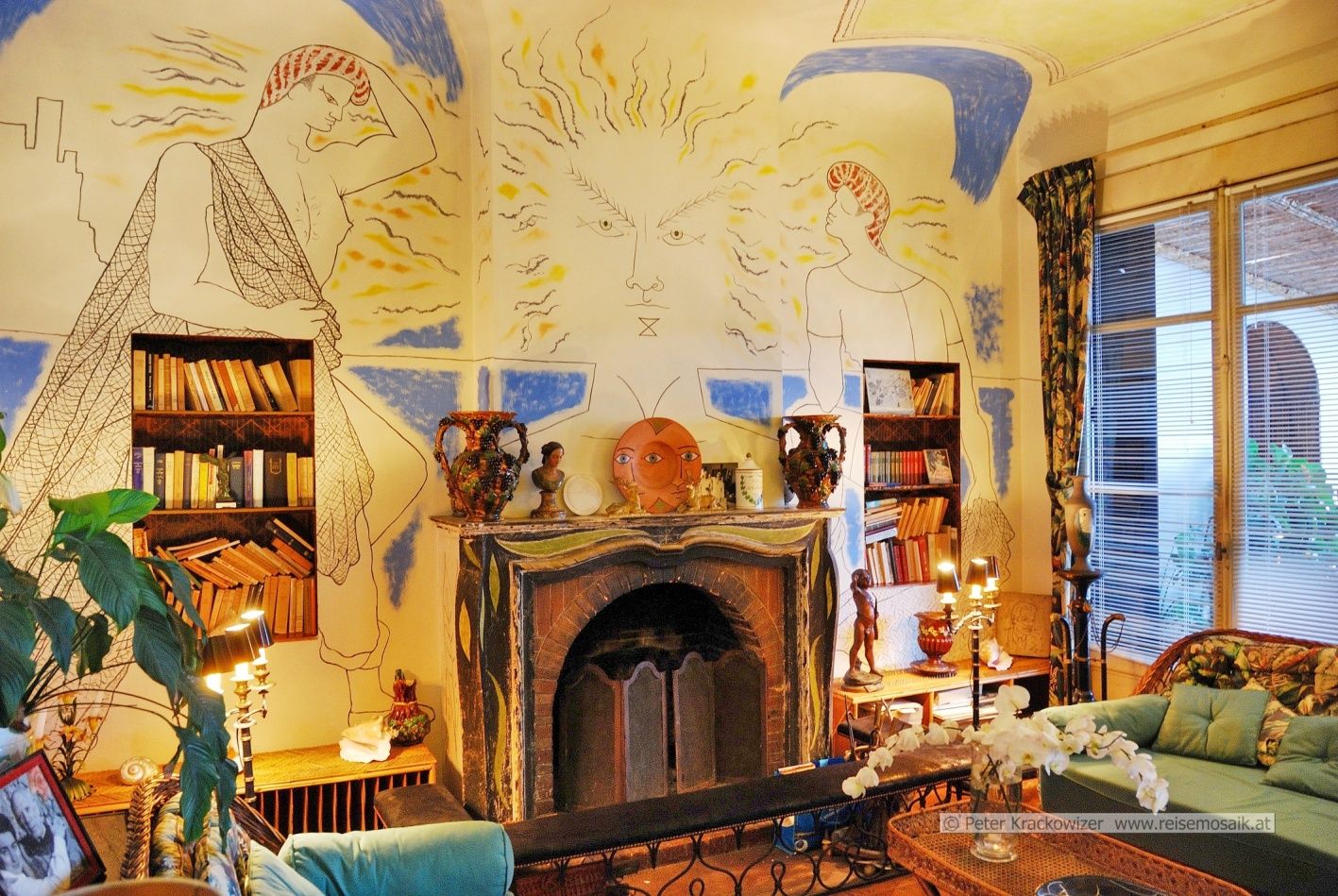 Frankreich, Menton, Riviera Côte d'Azur, Cap Ferrat, Villa Santo Sospir, die Kaminwand, die Jean Cocteau als Erstes dekorierte