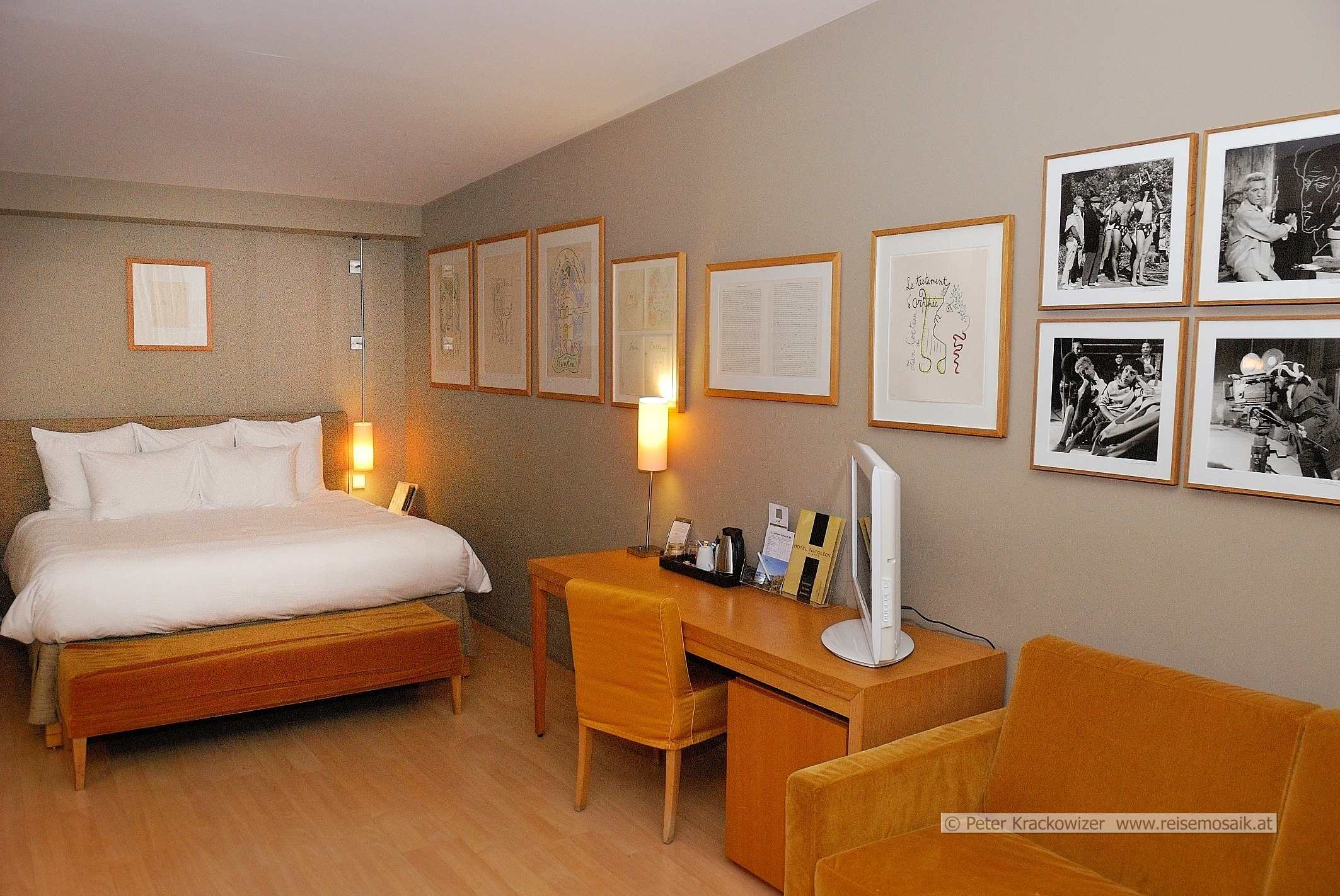 Frankreich, Riviera Côte d'Azur, Menton, Jean-Cocteau-Suite im Hotel Napoléon, mit Zeichnungen sowie s/w Bilder von ihm