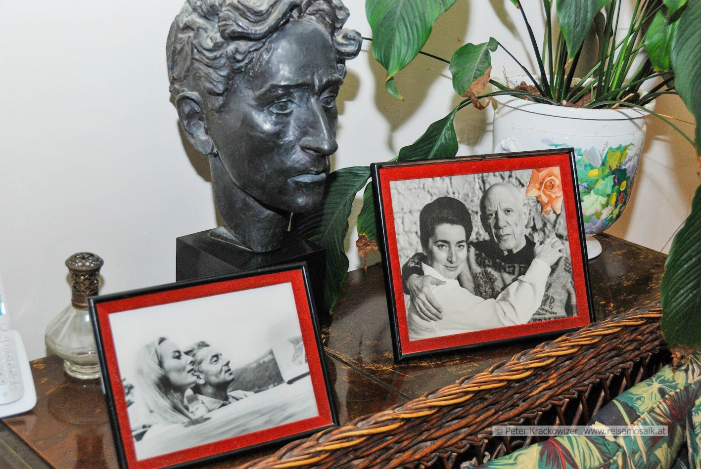 Frankreich, Riviera Côte d'Azur, St. Jean Cap Ferrat, Villa Santo Sospir, links im Bild Freunde der Hausbesitzerin Francine Weisweiller - Eliette und Herbert von Karajan, rechts im Bild Francine Weisweiller und Pablo Picasso
