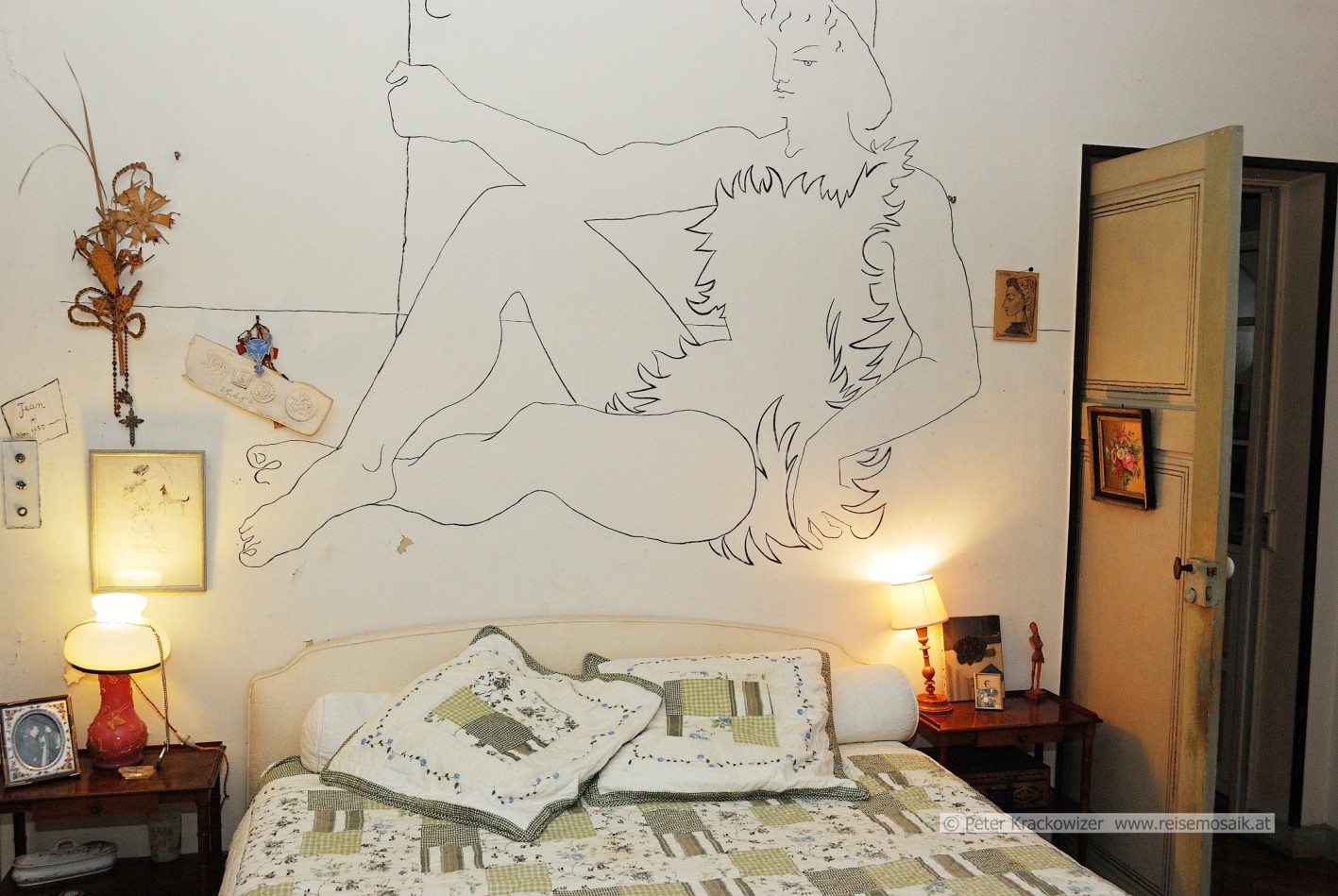 Frankreich, Riviera Côte d'Azur, St. Jean Cap Ferrat, Villa Santo Sospir, ein Schlafzimmer dekoriert von Jean Cocteau
