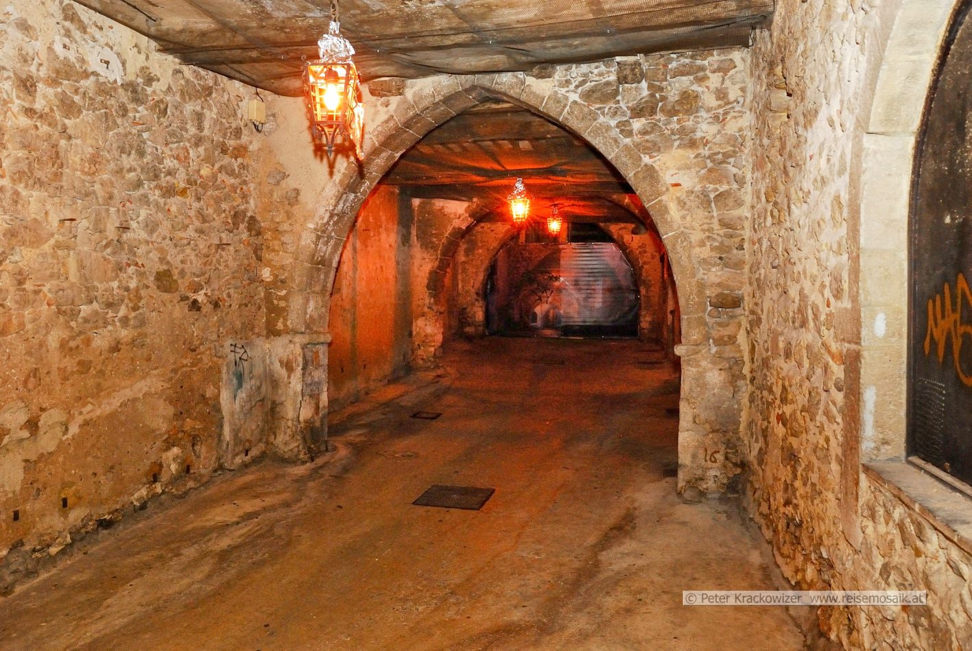 Frankreich, Riviera Côte d'Azur, Villefranche-sur-Mer, Rue Obscure, in der Jean Cocteau einen Film drehte