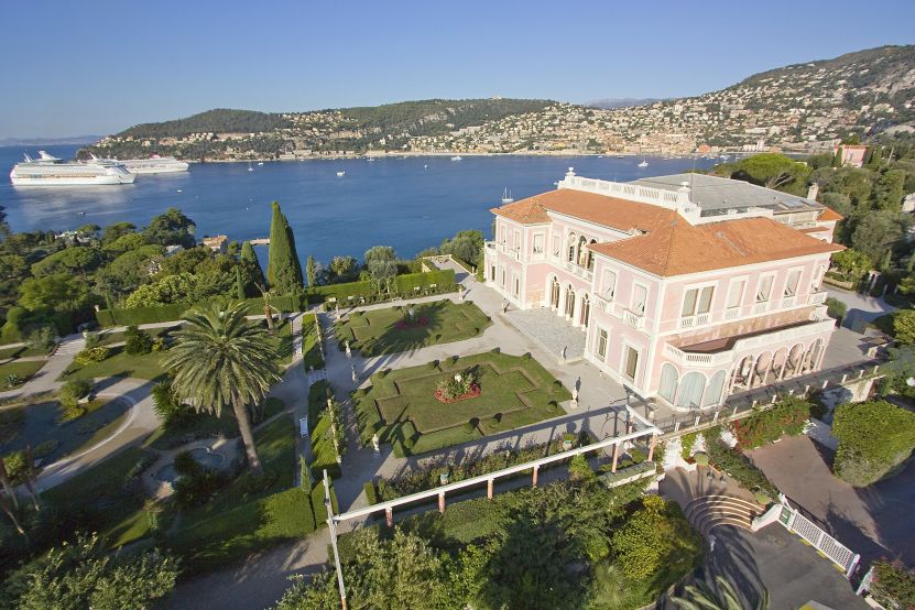 Frankreich, Riviera Côte d'Azur, Villa Ephrussi de_Rothschild in Saint Jean Cap Ferrat, im Hintergrund Villefranche-sur-Mer,© Office de Tourisme de Villefranche-sur-Mer