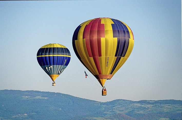 Frankreich, Rhône-Alpes, Heißluftballonflug im Himmel über Annonay © Rhône Alpes Tour