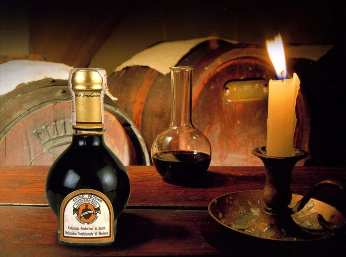 Italien, Emilia Romagna, Stimmungsfoto vom Consorzio Aceto Balsamico di Modena: 
		ein altes Aceto Balsamico Fass der Acetaia Leonardi