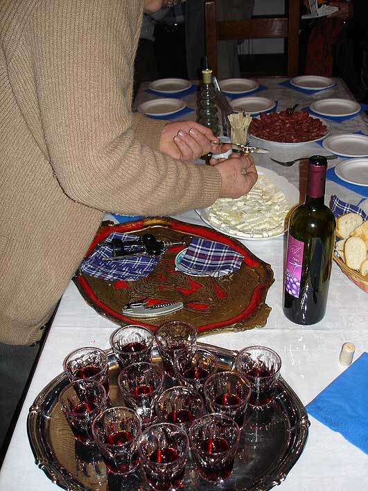 Italien, Piemont, Trüffelverkostung auf Käse mit einem Glas Wein