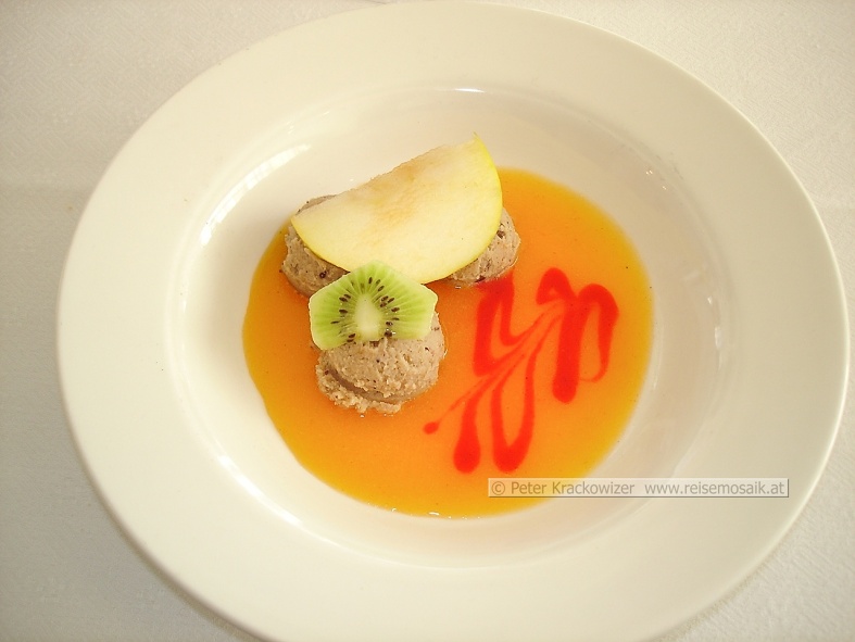 Italien, Piemont, Kastanieneis auf Pfirsichsauce