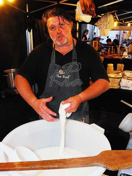 Italien, Roberto Genovese, Caseifici Artigiani aus Kampanien, macht noch mit Hand den Mozzarella