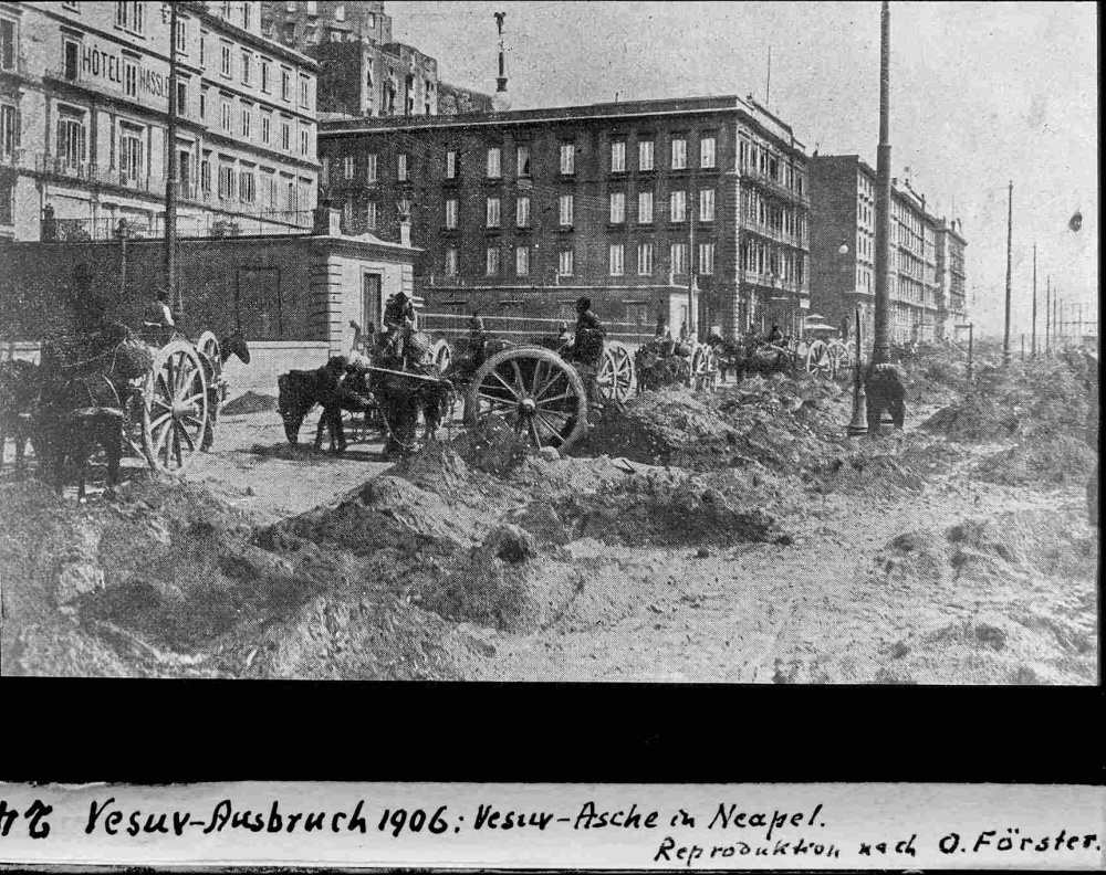 Aschenregen des Vesuv auf Neapel, 1908, reproduziert von Leo Wehrli um 1930, digitalisiert von der ETH-Bibliothek Zürich, Bildarchiv, Dia_247-02426, veröffentlicht unter BY-SA-4.0