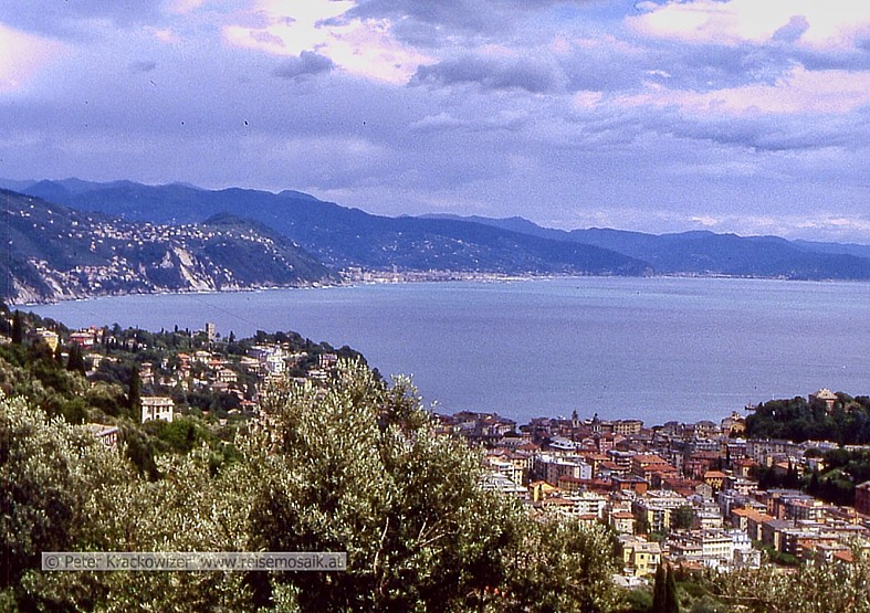 Italien, Liguria, Ligurien, Golf von Rapallo, unten: Rapallo, im Hintergrund: Beginn der Cinque Terre