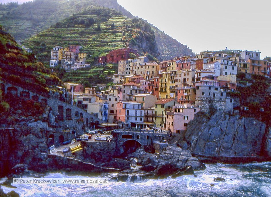 Italien, Liguria, Ligurien, nochmals ein Blick auf das wie am Felsen klebend erscheinende Riomaggiore in den Cinque Terre