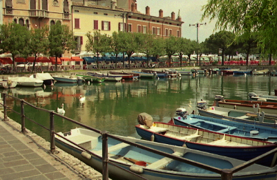 Italien, Lombardei Desenzano Gardasee der alte Fischerhafen