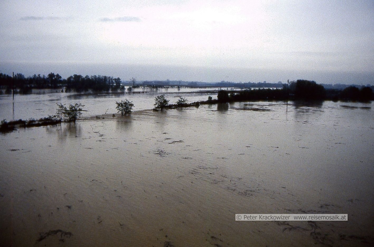 Überflutete Landstriche im Piemont am Sonntag, 6. November 1994.
