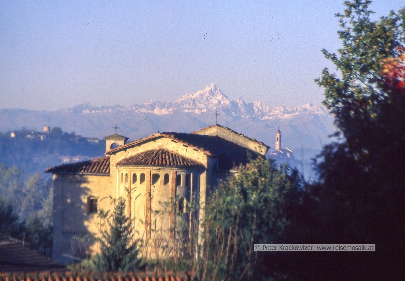 Italien, Piemont, Blick von Vittoria d'Alba zum Monte Viso.
