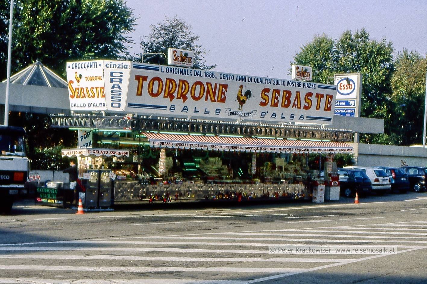 Italien, Piemont, Torrone, traditioneller Nougat aus Honig, Eischnee und gerösteten Nüssen - meist Mandeln, Haselnüssen oder Pistazien.