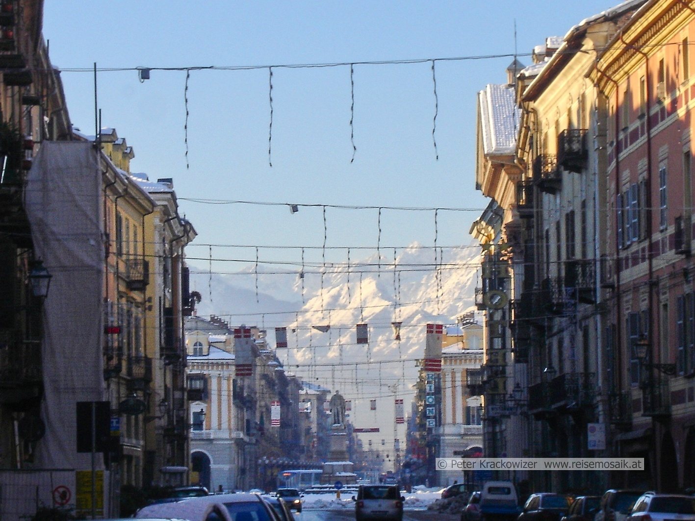 Italien, Piemont, Bick vom Zentrum von Cuneo nach Nordwesten zu den verschneiten Alpen.