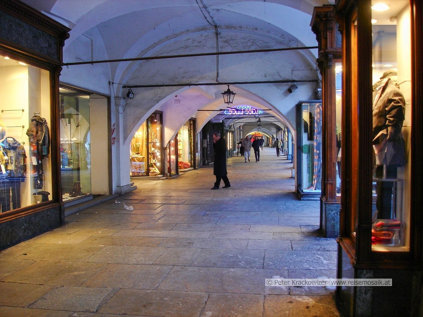 Italien, Piemont, in den Laubengängen im Zentrum von Cuneo.