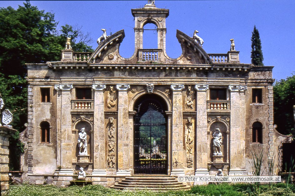 Italien, Veneto, Venezien, der alte Eingang zum Park von Valsanzibio in den Euganeischen Hügeln