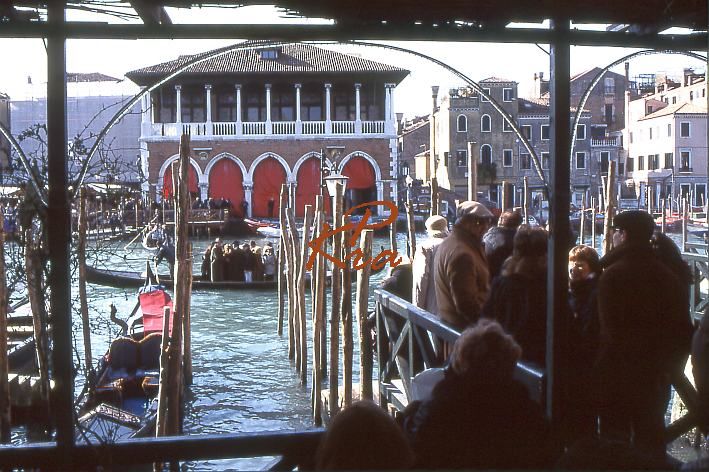 Italien, Veneto, Venezien, eine der Steh-Gondel-Verbindungen über den Canal Grande