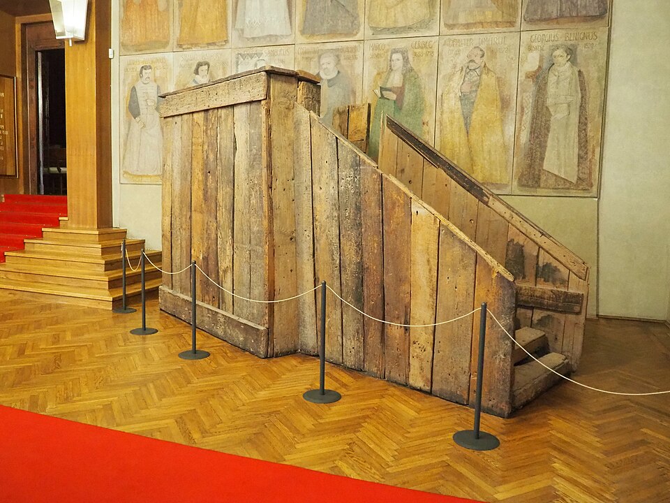 Italien, Padua, Palazzo del Bo, la cattedra di Galileo Galilei. Von Threecharlie - Eigenes Werk, CC BY-SA 4.0 wikimedia.