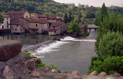 Italien, Veneto, Venezien, Valeggio-sul-Mincio südlich des Garda Sees; hier der alte Teil unterhalb des Staudamms am Mincio, den die Skaliger errichteten, weil sie Mantua ausdursten wollten