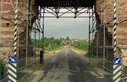 Italien, Veneto, Venezien, Blick über den breiten Staudamm aus roten Ziegeln von Valeggio-sul-Mincio