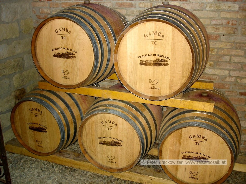 Italien, Piemont, Castello Razzano produziert auch herrlichen Wein in Barique-Fässern (240 l)