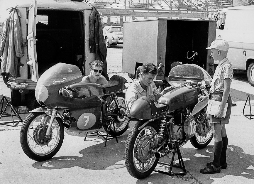 Flugplatzrennen Langenlebarn, Niederösterreich 1967, von links: Manfred Stengl, Manfred Magnus mit ihren bei Aermacchi-Rädern und Peter Krackowizer (c) Helmut Krackowizer