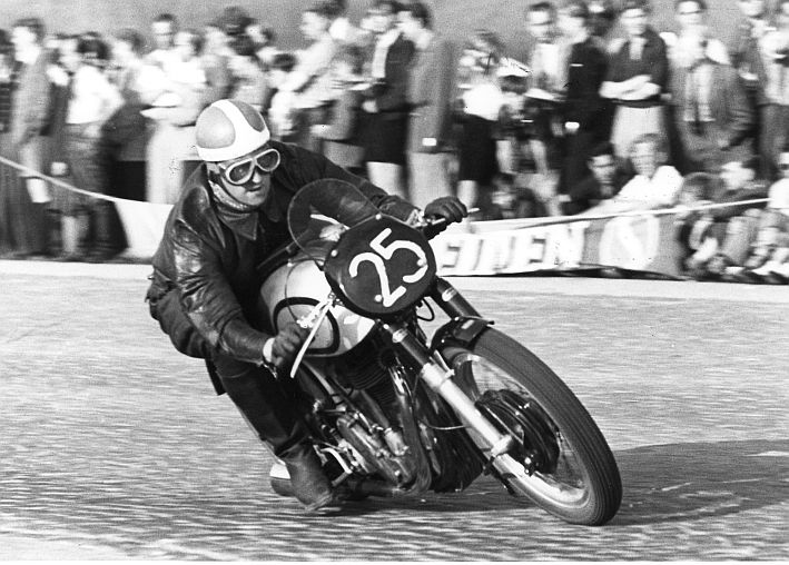 Helmut Krackowizer auf Norton beim 1. Mai Rennen 1952