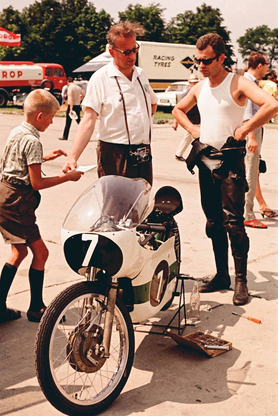 Flugplatzrennen Langenlebarn, Niederösterreich 1967, von links: Peter und Helmut Krackowizer bei Manfred Magnus, (c) Artur Fenzlau