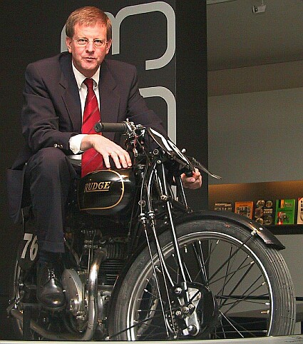 Peter Krackowizer auf der Rudge seines Vaters